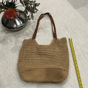 Tan Woven Tote Bag - handle tiny crack